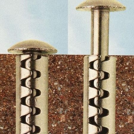 Versenkbare Befestigungs-Stifte im Pflaster