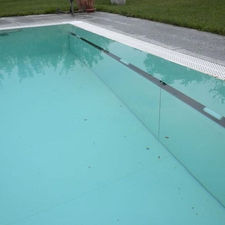 Unterflurabdeckung hinter Blende