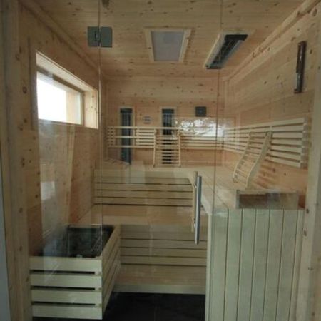 Sauna aus Zirbenholz von Außen